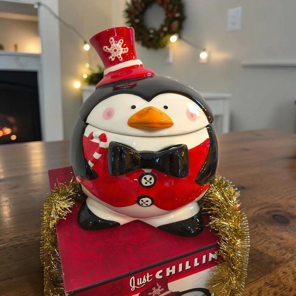 Cracker Barrel Just Chillin' Bow Tie and Top Hat Penguin Cookie Jar